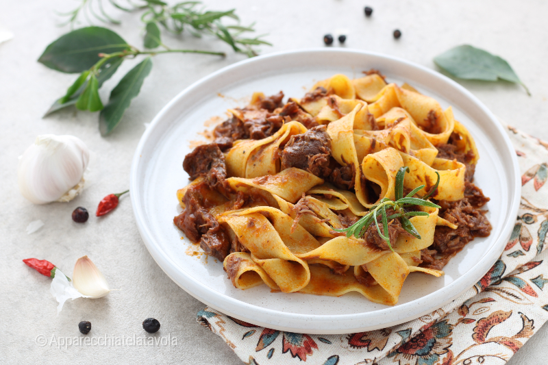 PAPPARDELLE MET VARKENSRAGU IN STUKKEN