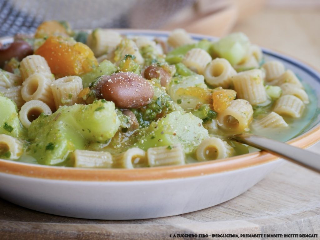 Pasta en winterse groentesoep en peulvruchten