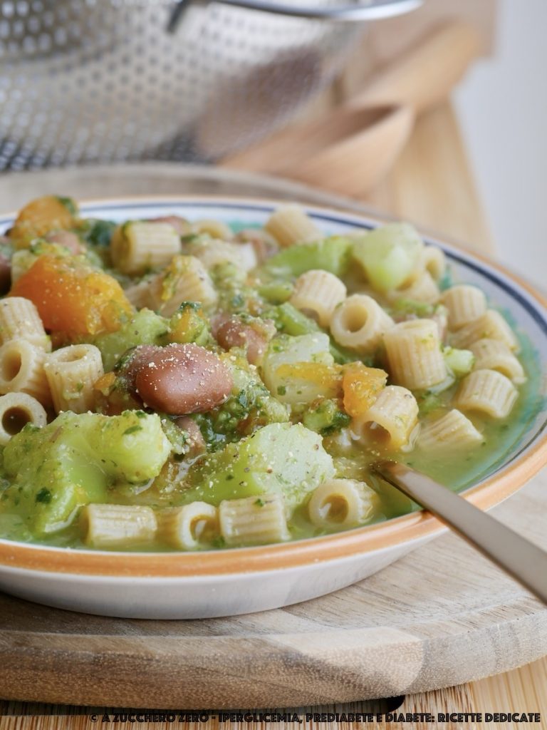 Pasta en winterse groentesoep en peulvruchten