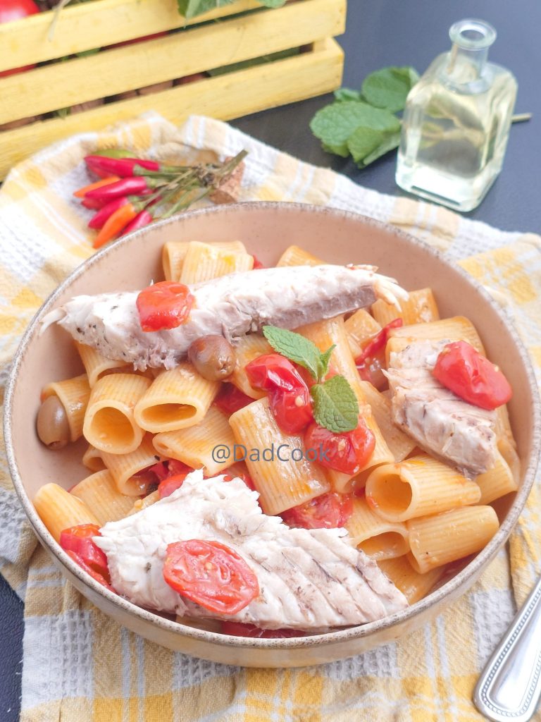 Pasta met Amberjack en Cherry Tomaten: Het Gemakkelijke Recept met Taggiasche Olijven en Munt