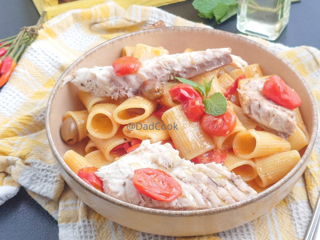 Pasta met Amberjack en Cherry Tomaten: Het Gemakkelijke Recept met Taggiasche Olijven en Munt
