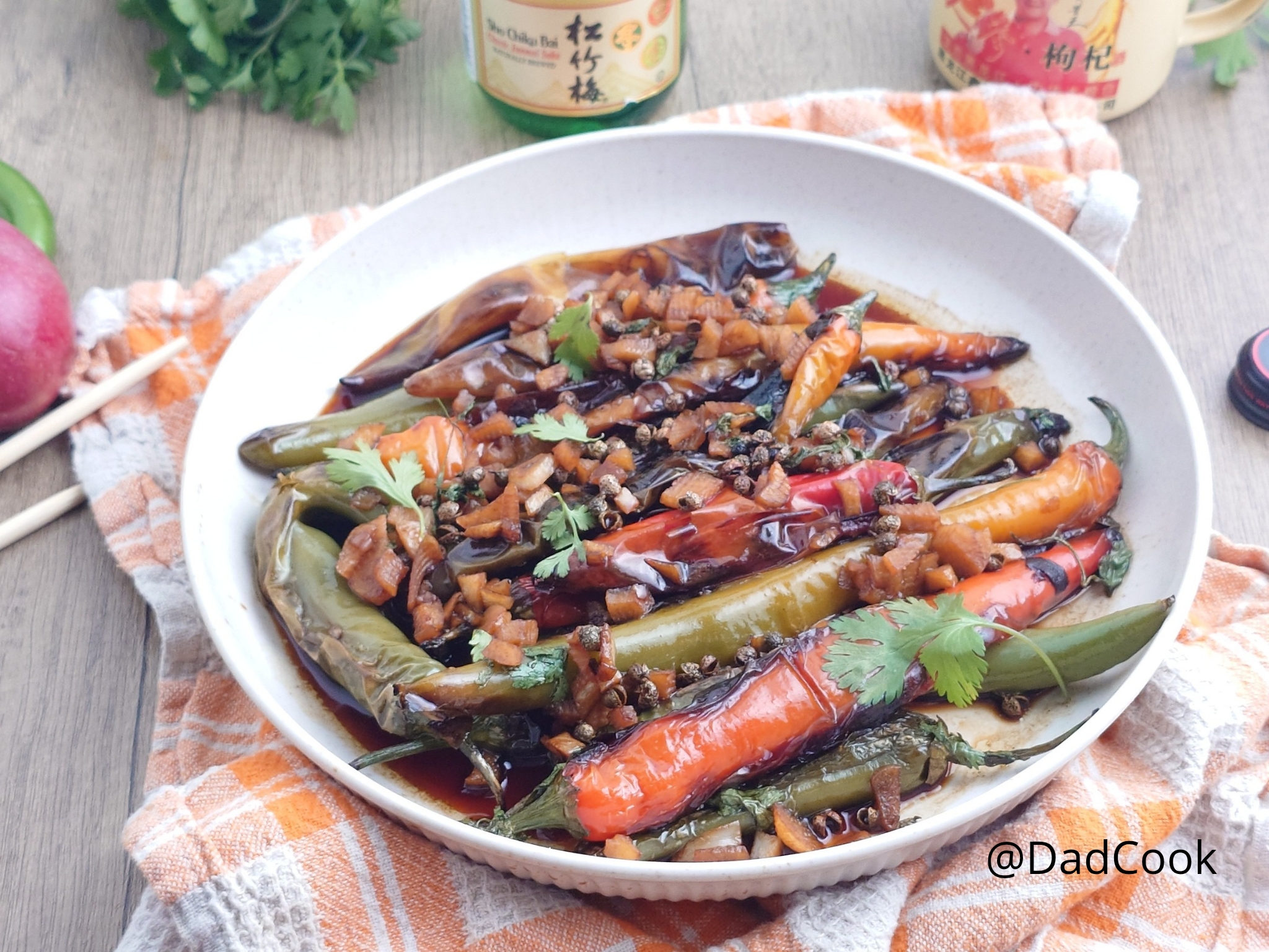 Peperoncini “Tijgerhuid”: Hoe Chinese Geroerbakte Peperoncini met Knoflook en Soja te Maken (Pittig Recept)