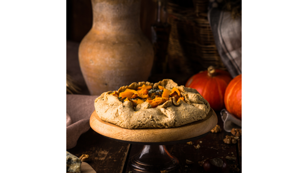 Hartige rustieke taart met pompoen, feta en walnoten