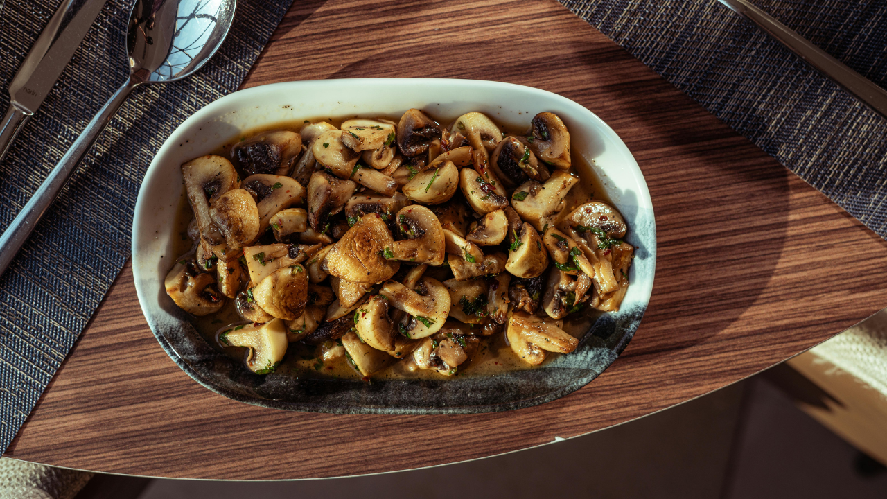 Hoe diepvriespaddenstoelen te koken: tips en trucs voor een perfecte smaak