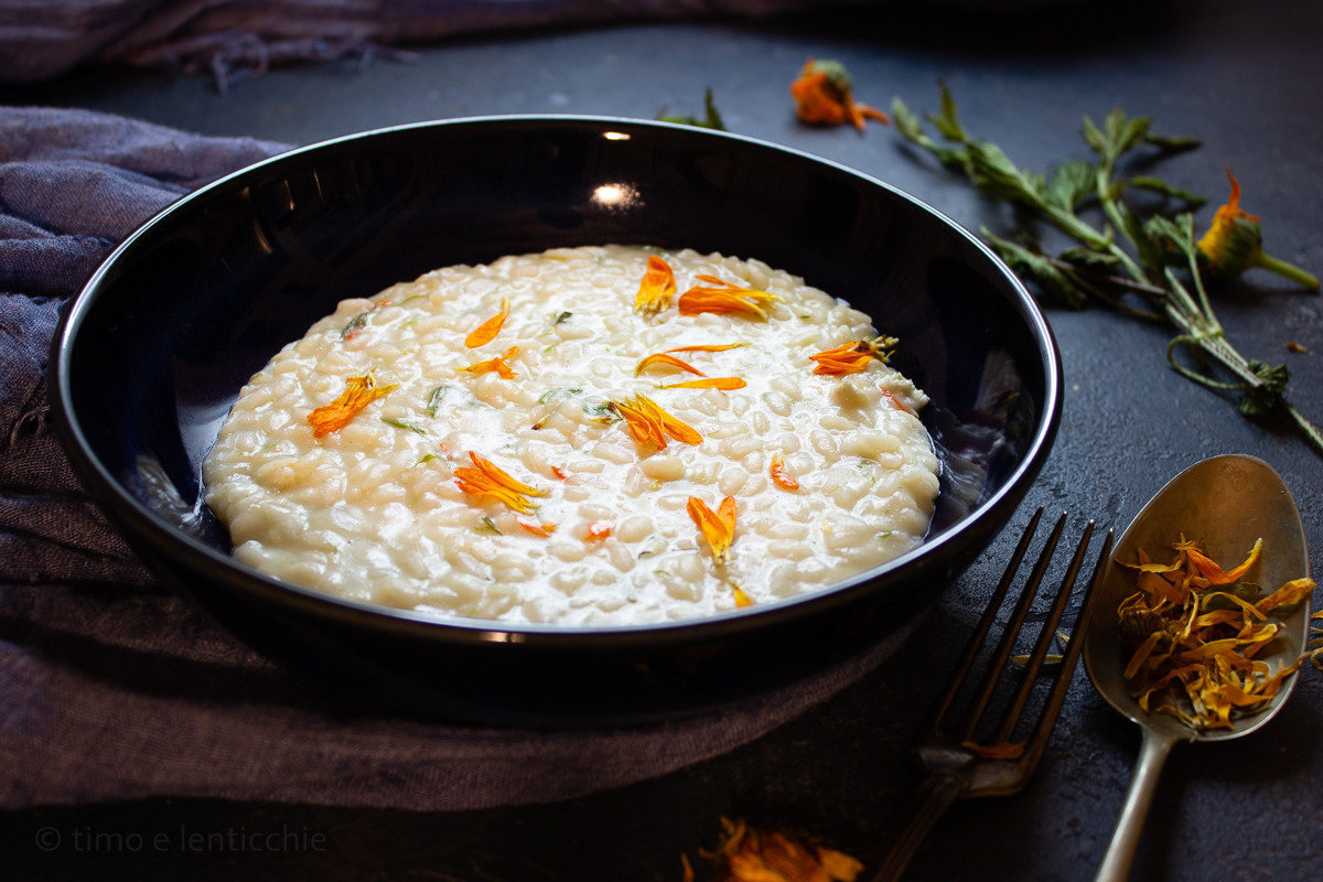 Risotto met goudsbloem en hopbladeren