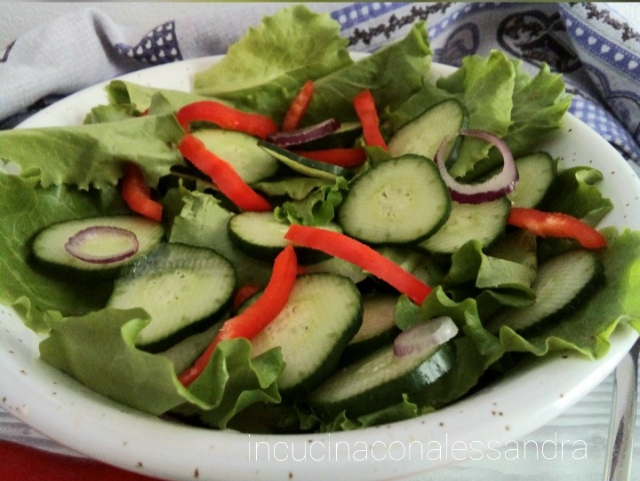 Gemengde salade met paprika en komkommer