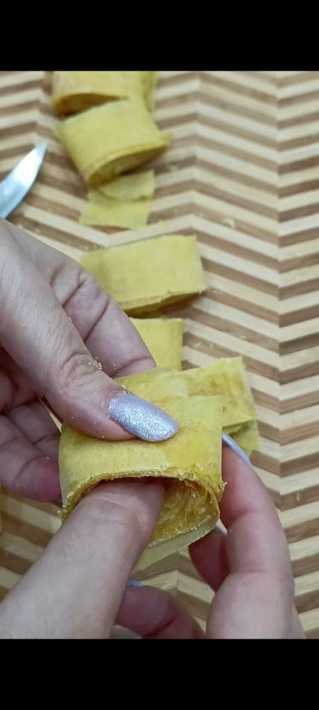 We vormen de bladerdeegrolletjes