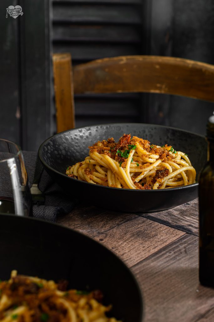 Spaghetti met ansjovis en krokante broodkruimels
