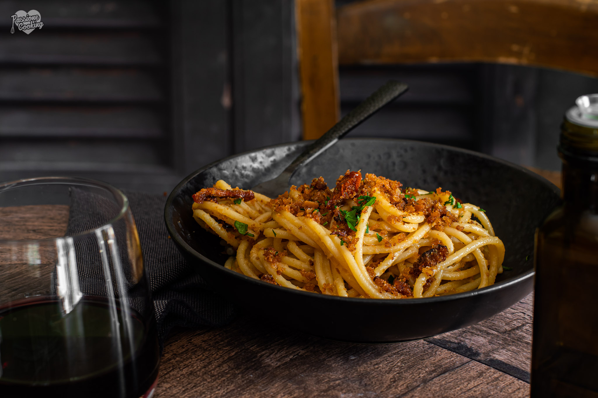 Spaghetti met ansjovis en krokante broodkruimels