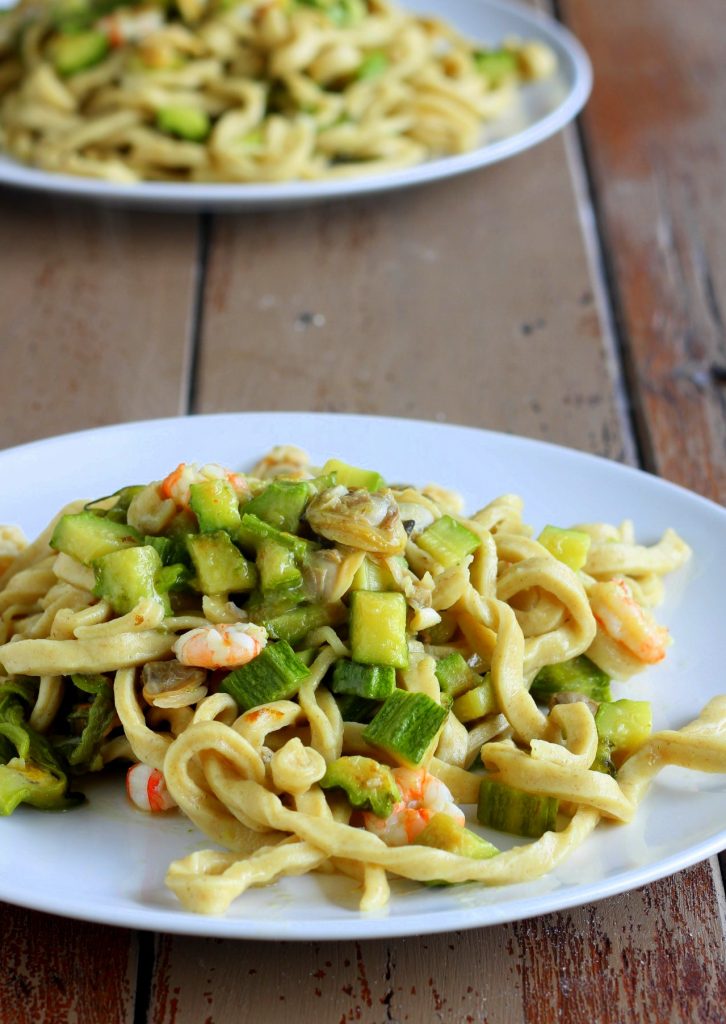 Spaghetti alla chitarra met venusschelpen, courgette en garnalen