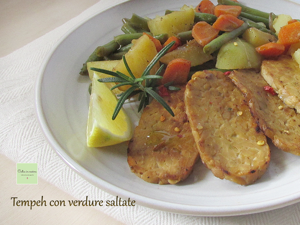 Tempeh met gesauteerde groenten in de pan en citroenvinaigrette
