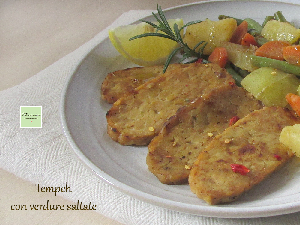Tempeh met gesauteerde groenten en kruiden citroenvinaigrette