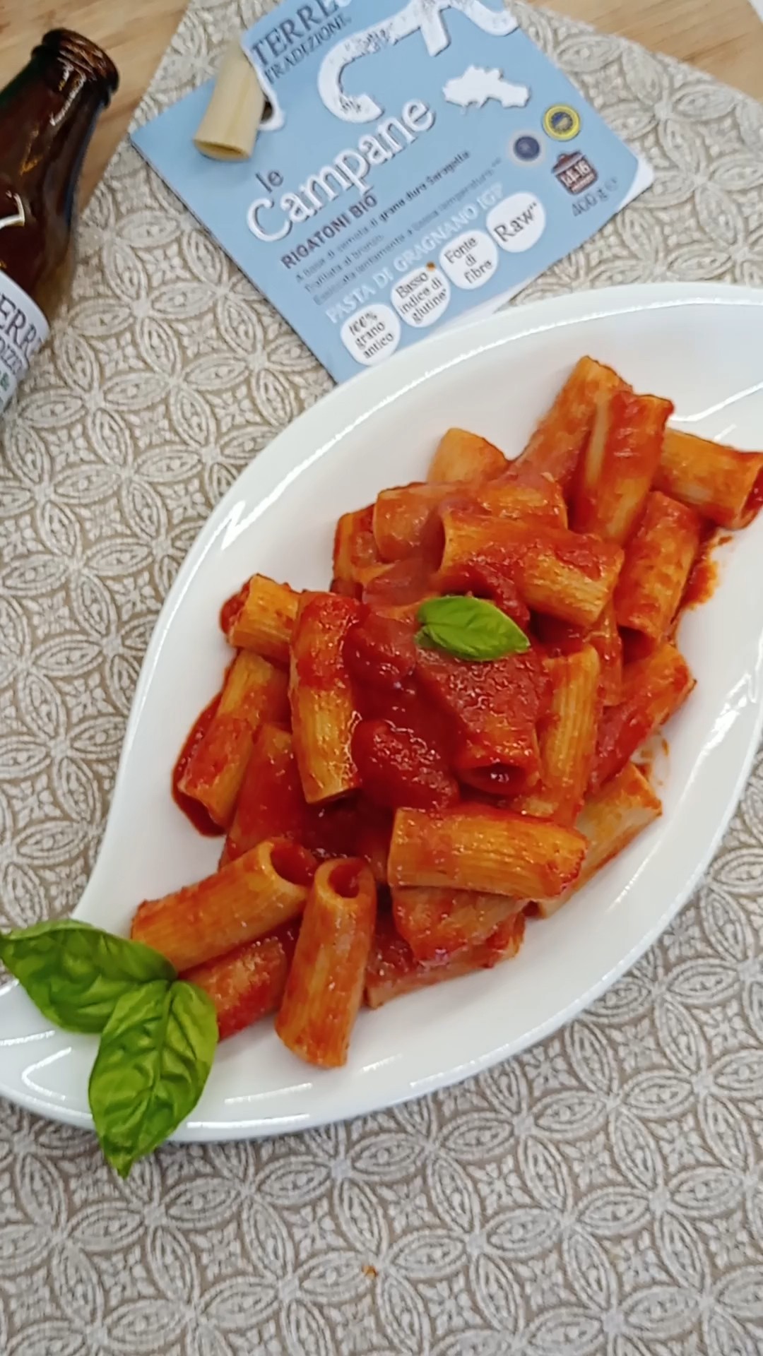 Pasta met ansjovis en tomatensaus