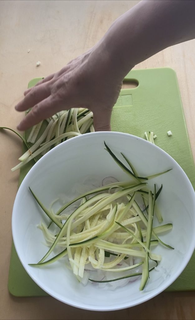 Snijd de courgettes in julienne