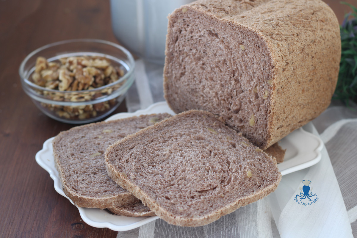 Volkorenbrood met walnoten met de broodbakmachine