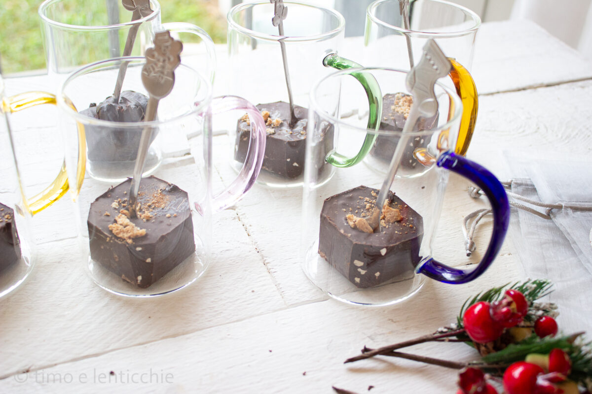 Warme chocolademelk in cadeaukubus