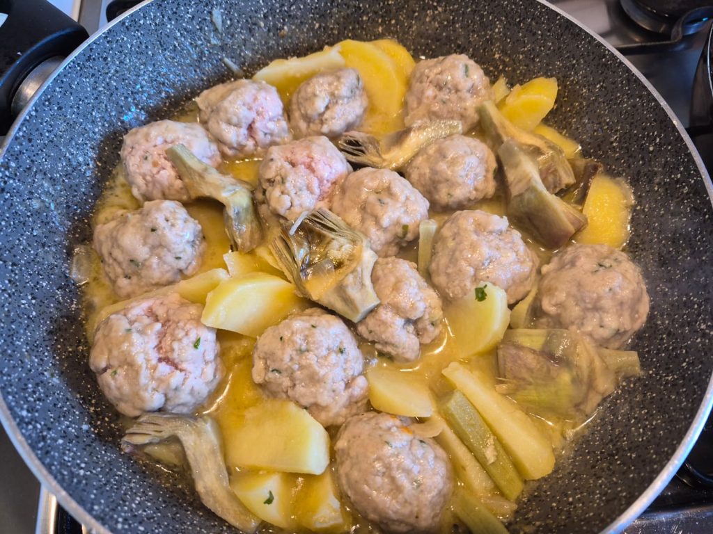 Mediterrane Gehaktballen in Stoofpot met Artisjokken en Aardappelen