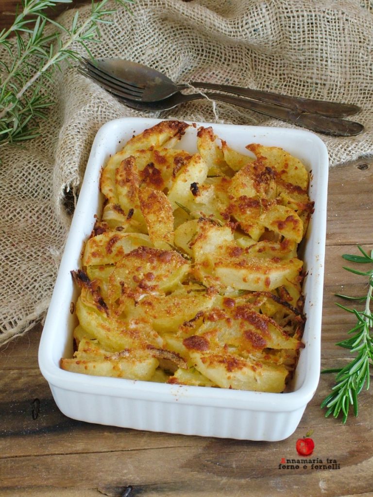 aardappelen uit de oven met uien verticaal