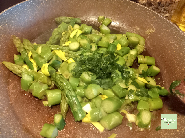 asperges gekookt in de pan