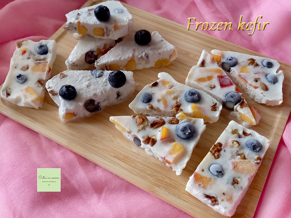 Bevroren kefir schors met fruit