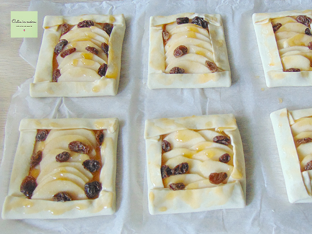 bladerdeeggebakjes met appels en rozijnen voor het bakken