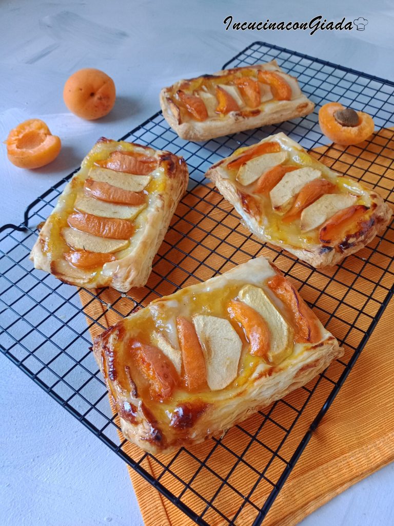 Bladerdeegtaartjes met abrikozen en appels
