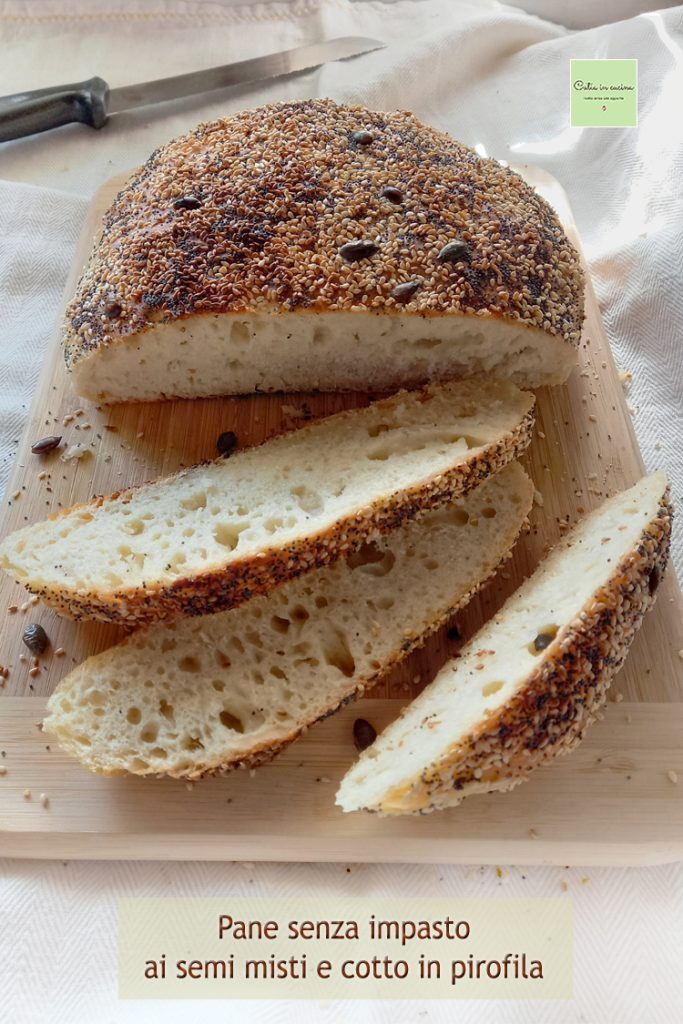 brood met zaden zonder kneden gebakken in glazen ovenschaal