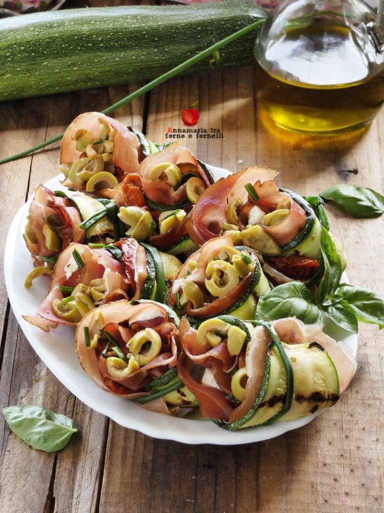 courgetterolletjes met speck en zongedroogde tomaten