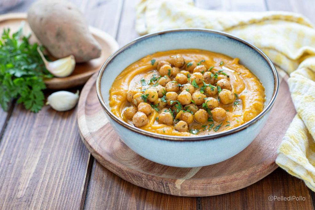 zoete aardappelcrème met kikkererwten en kruiden