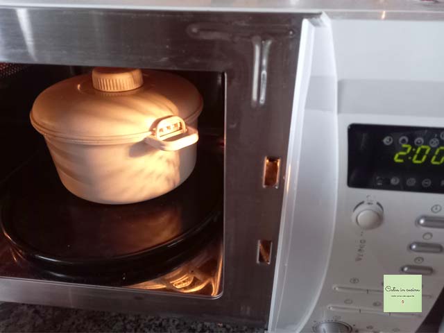stengels en bladeren van broccoli - koken in de magnetron