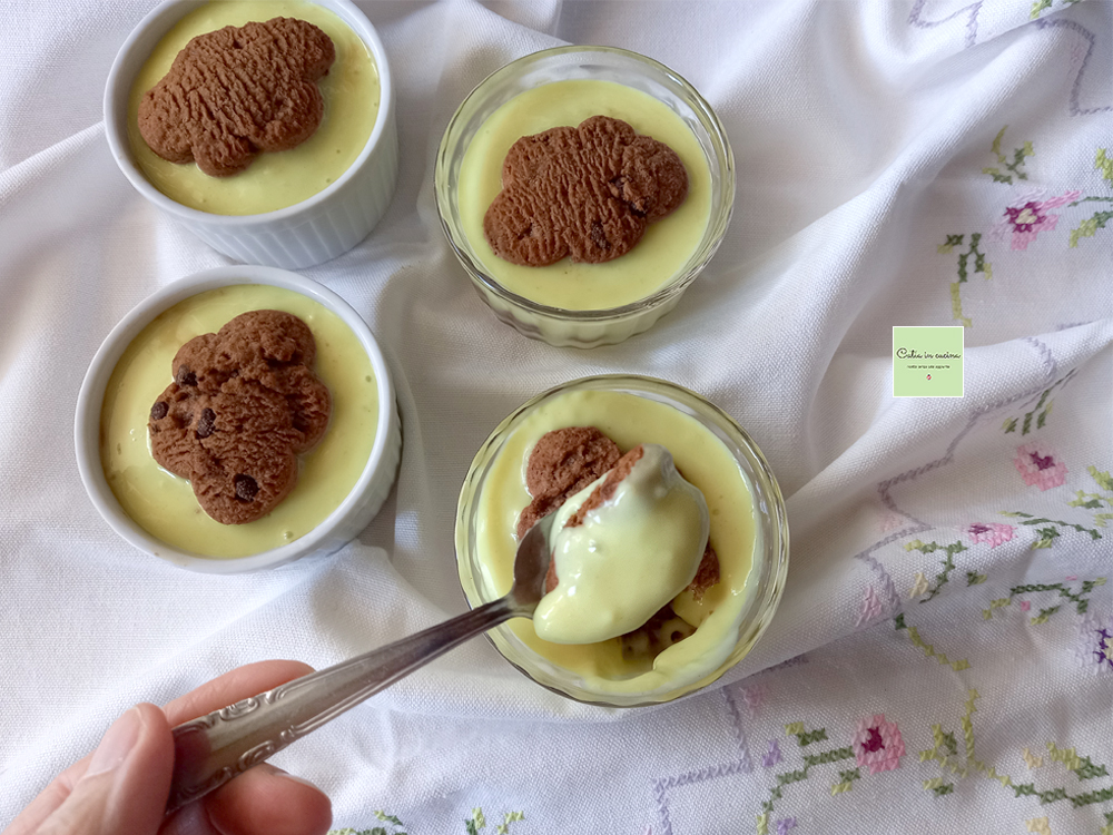 Dessert met room en koffie met chocoladekoekjes
