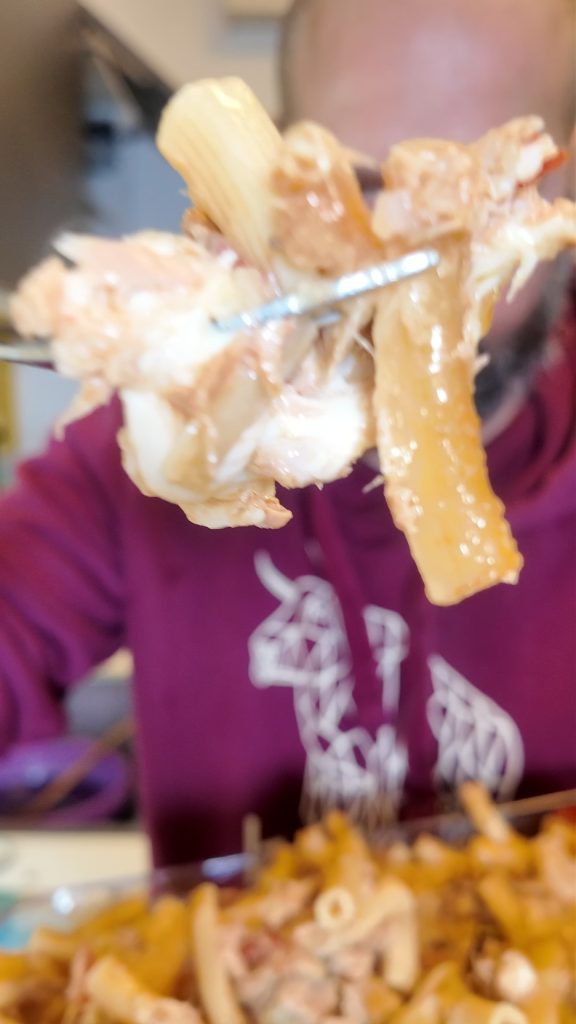 Ovenschotel met Tonijn, Smeltende Mozzarella, Olijven en Kappertjes