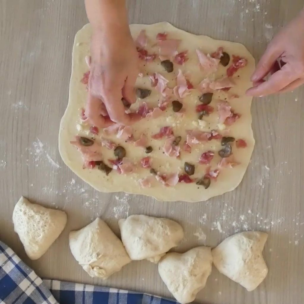 focaccia in de pan met worst en olijven vullen