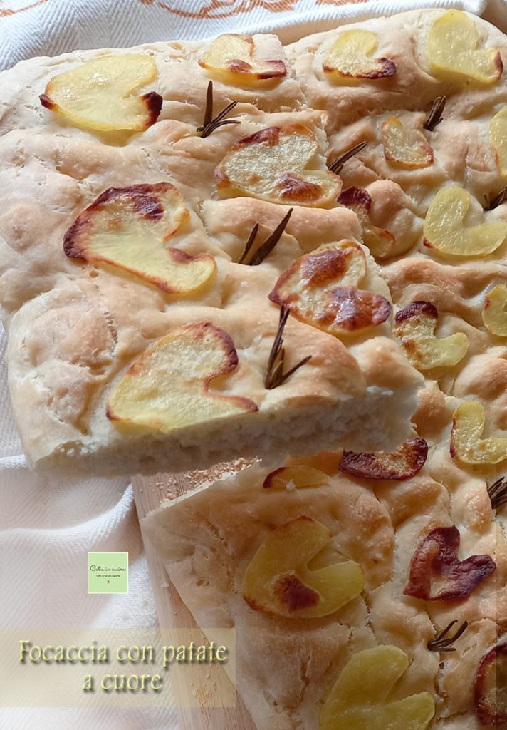 focaccia met aardappelen in hartvorm