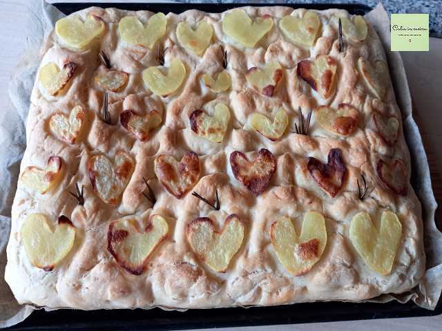 focaccia met aardappelen in hartvorm net uit de oven