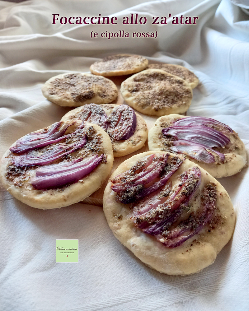 focaccia's met za'atar en rode ui