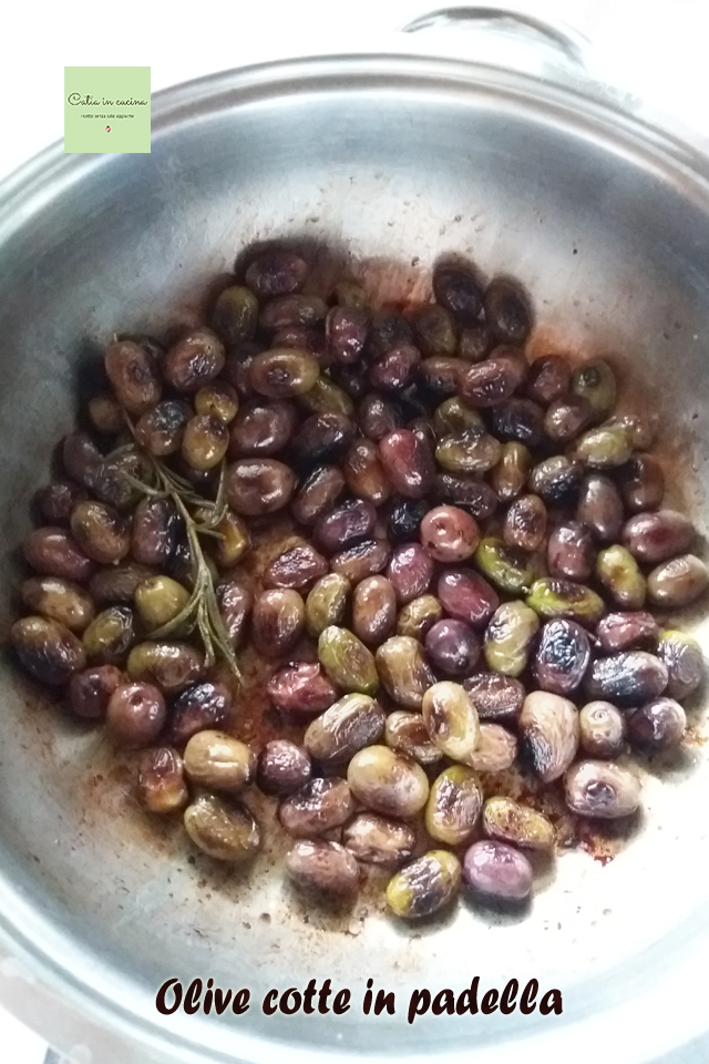 gebakken olijven in de pan