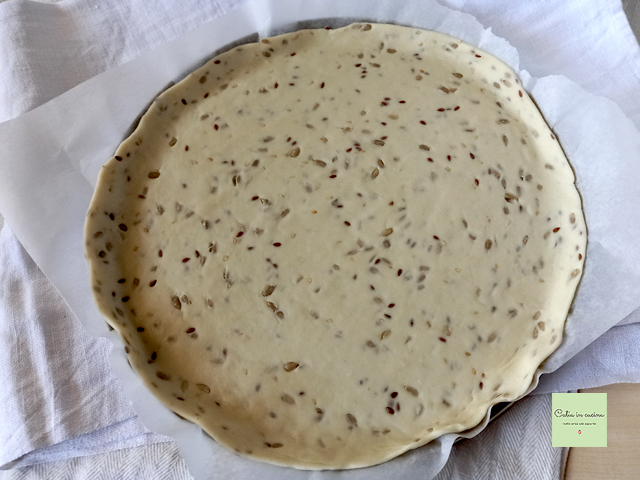 gekke pasta met gemengde zaden uitgerold