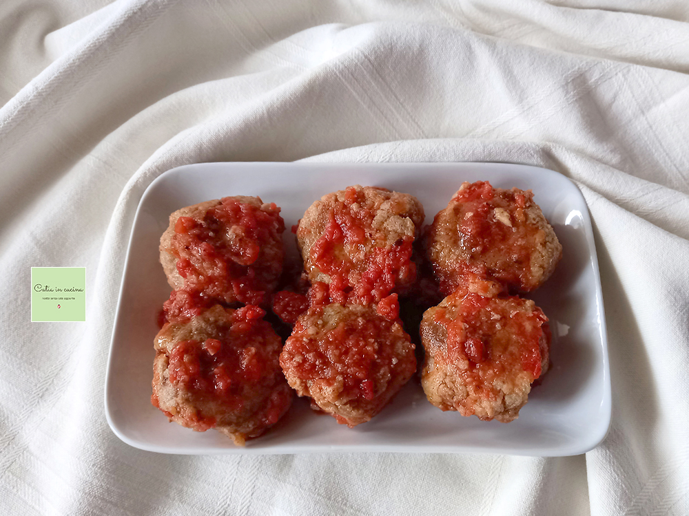 Gekookte gehaktballen in saus