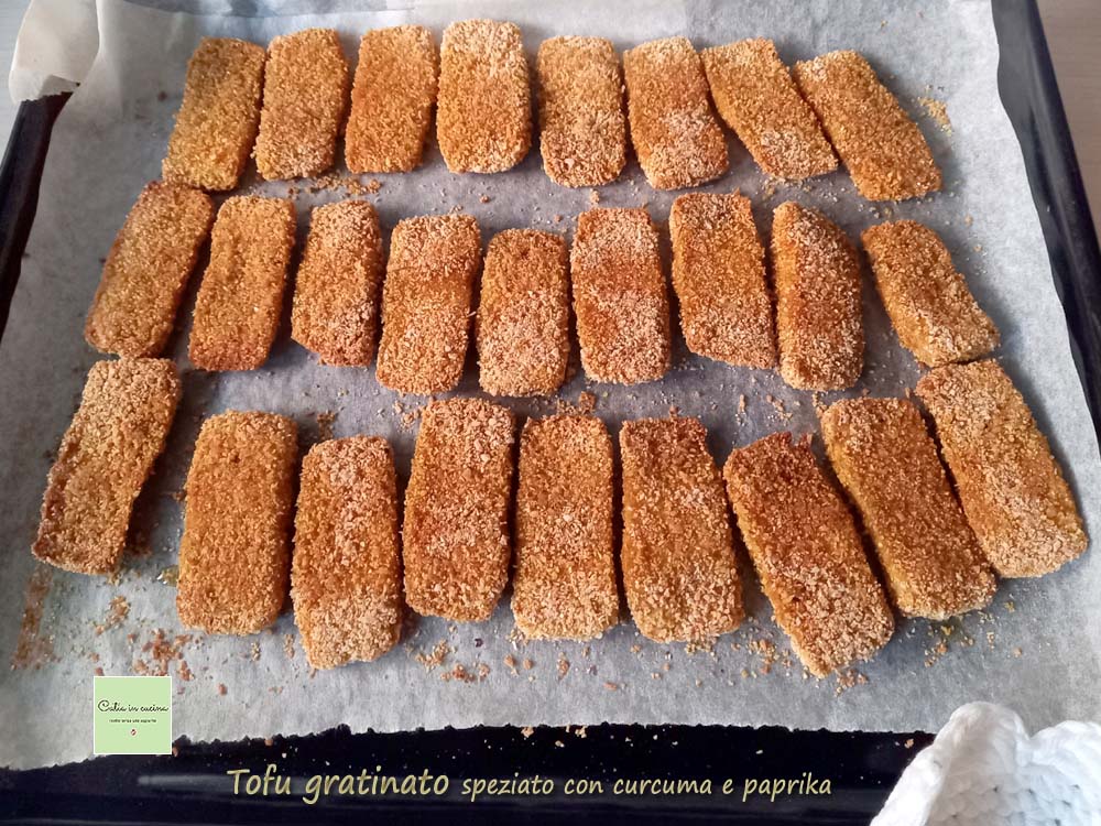 Gekruide gegratineerde tofu met kurkuma en paprika