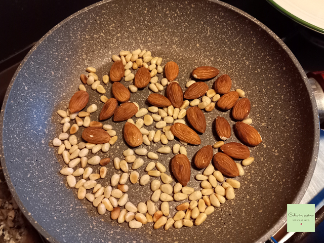 geroosterde pijnboompitten en amandelen