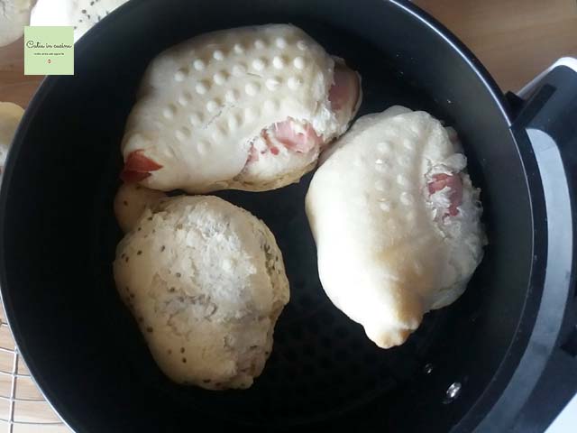 gevulde broodjes gebakken in de airfryer bakken