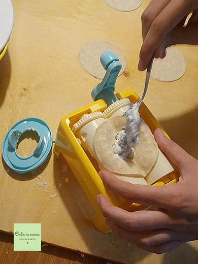 halvemaanvormige ravioli gevuld met speelgoed raviolimaker