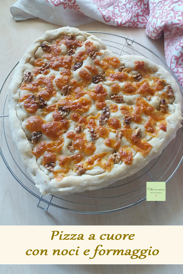 hartvormige pizza met walnoten en kaas