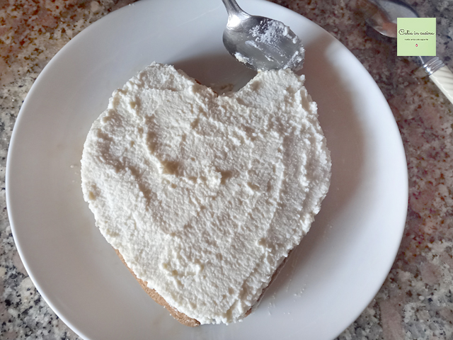 de lange vingers met slagroom bedekken