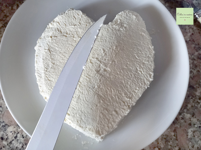 de slagroom gladstrijken met een mes of spatel