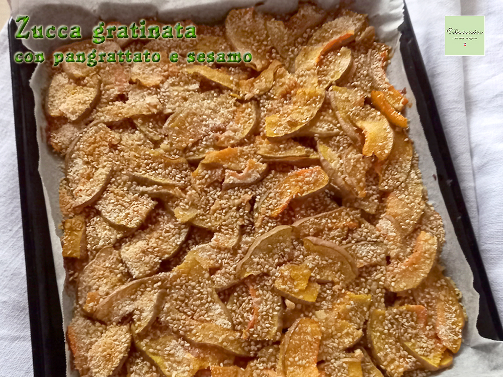 in de oven gegratineerde pompoen met sesam en paneermeel