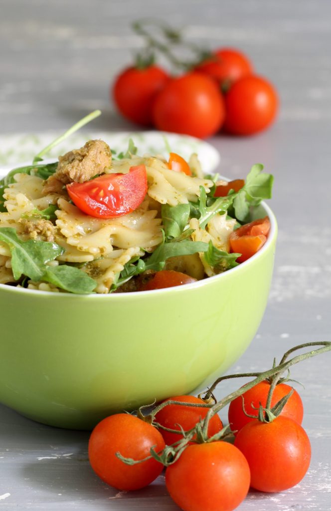 Koude pasta met tonijn en pesto