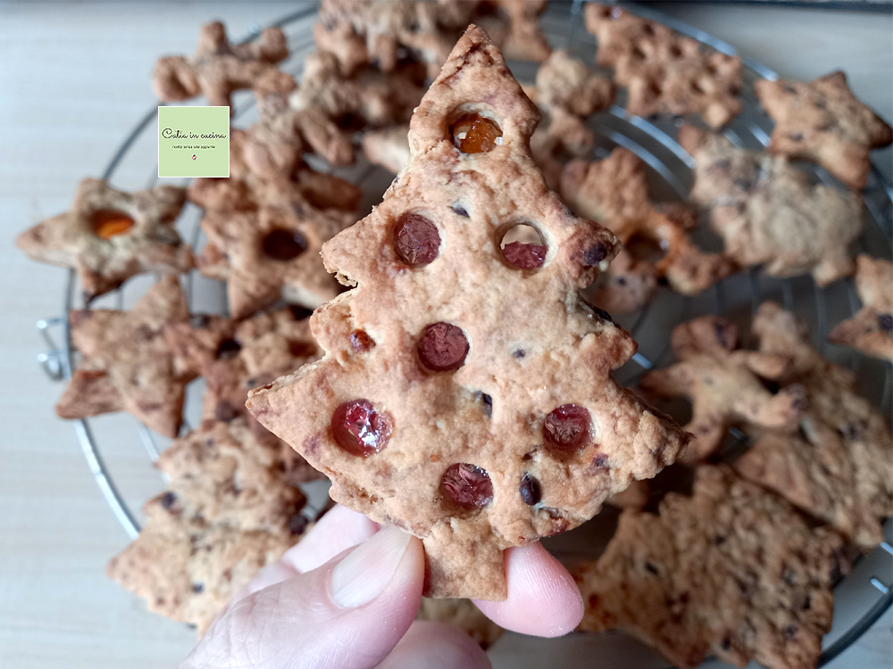 koekjes met kerstboom en glasballetjes