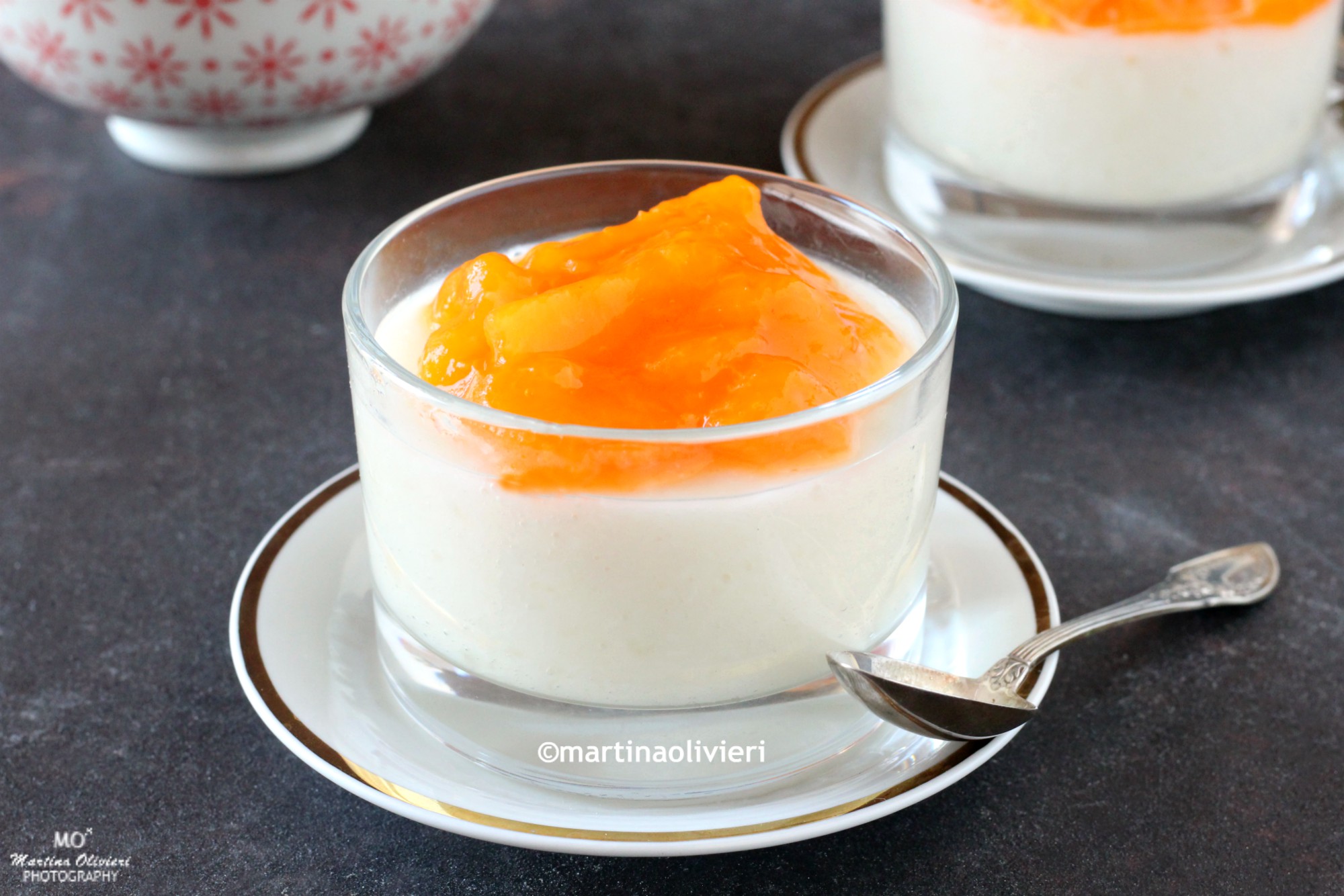 Kokos-witte chocolade pudding met gekarameliseerde abrikozen